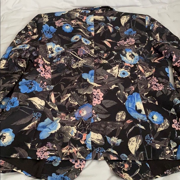 Blazer. Floral by Forever21 - Picture 6 of 6